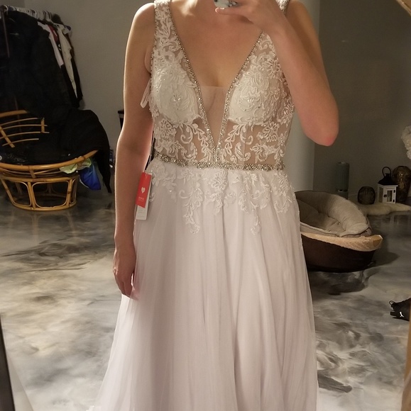 New, never worn wedding dress - Picture 2 of 5